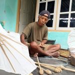 Kisah Asbani di Blitar Ubah Limah Kayu Jadi Payung Kertas