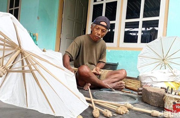 Kisah Asbani di Blitar Ubah Limah Kayu Jadi Payung Kertas