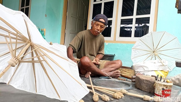 Kisah Asbani di Blitar Ubah Limah Kayu Jadi Payung Kertas